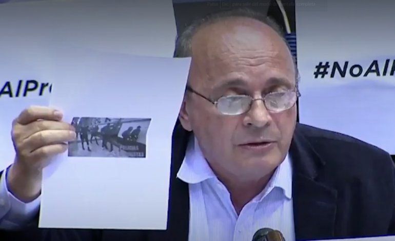 Moreau mostró una foto vieja para denunciar que hubo policías infiltrados en los incidentes frente al Congreso