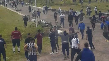 Hinchas de Talleres desalojaron un piquete a los tiros (Foto: gentileza Época Corrientes).