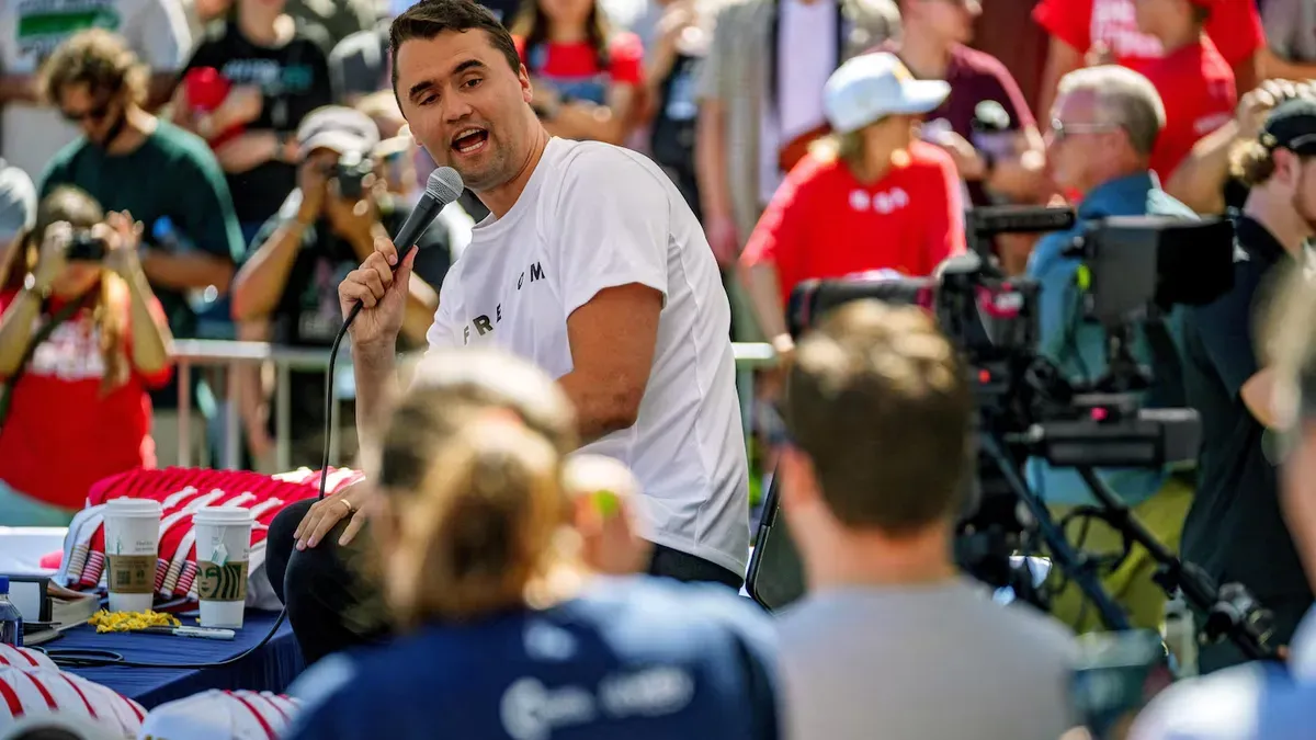 Charlie Kirk habla en la Utah Valley University antes del ataque (Foto: REUTERS)