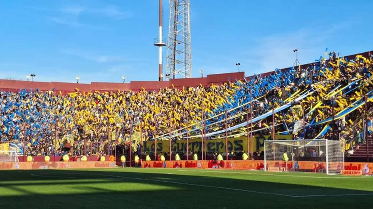 Una multitud de Rosario Central colmó su sector en el estadio de Lanús.