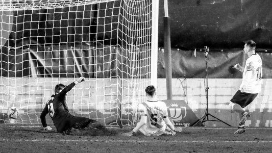 Messi volvió con gol y Barcelona pasó a los cuartos de la Copa del Rey no sin antes sufrir contra Rayo Vallecano