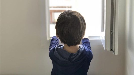 Casi 10 mil niños y niñas viven sin sus padres en Argentina: violencia, abusos y otros conflictos