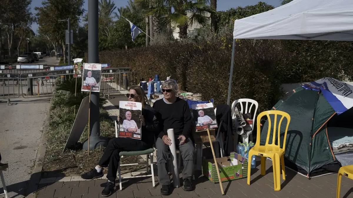 Familiares de secuestrados por Hamas acampana frente a la casa de Netanyahu. (AP/Leo Correa)