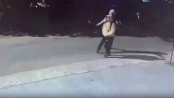 Video: indignación por el violento robo a un chico de 12 años en plena calle