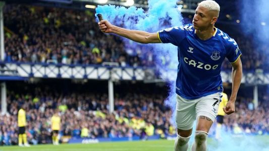 Una locura: Richarlison celebró un gol con los hinchas con una bengala en la mano y será investigado