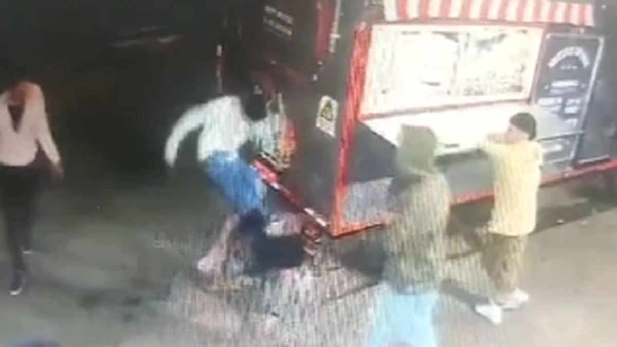 Un hombre recibió una brutal golpiza en Bahía Blanca: hay dos sospechosos identificados. (Captura de video)