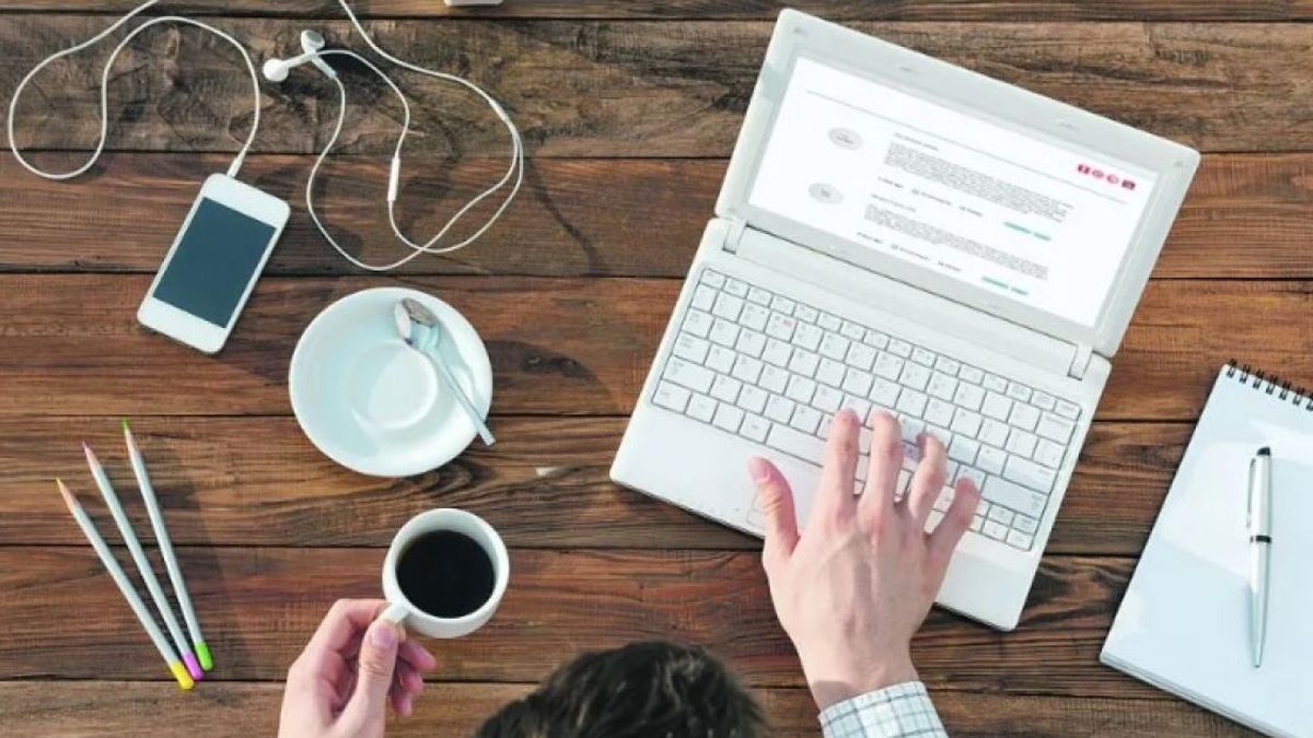 No solo el promedio de tiempo trabajado supera al de una jornada laboral normal