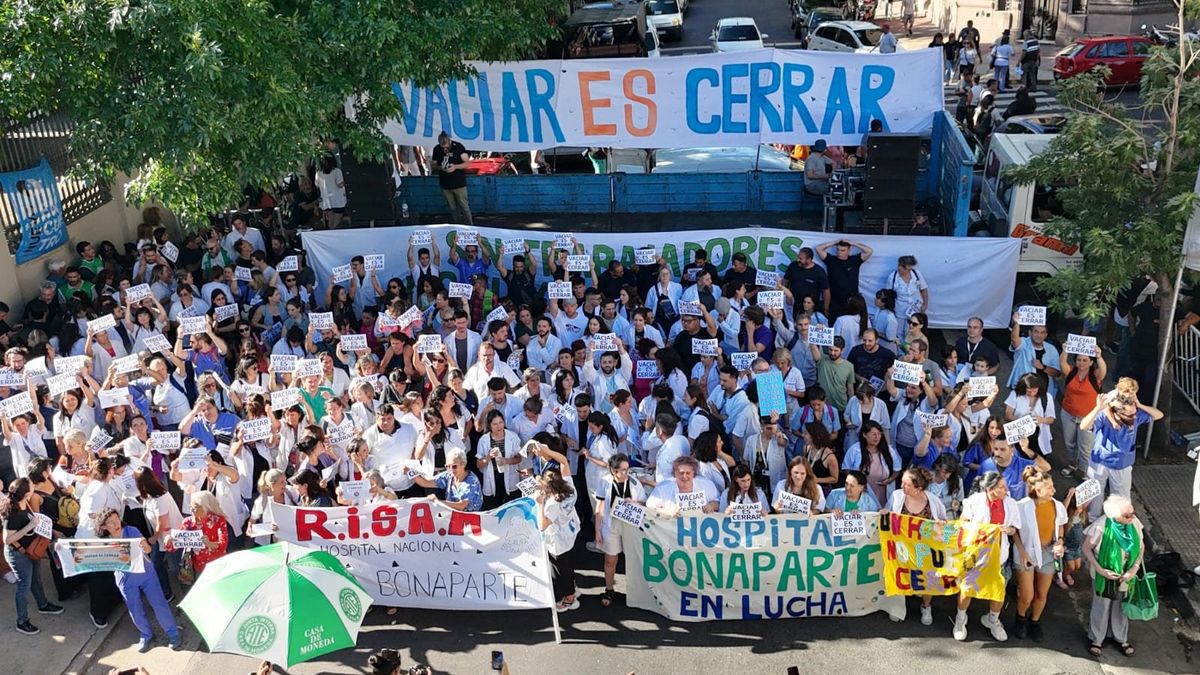 Abrazo contra el cierre del Hospital Bonaparte.