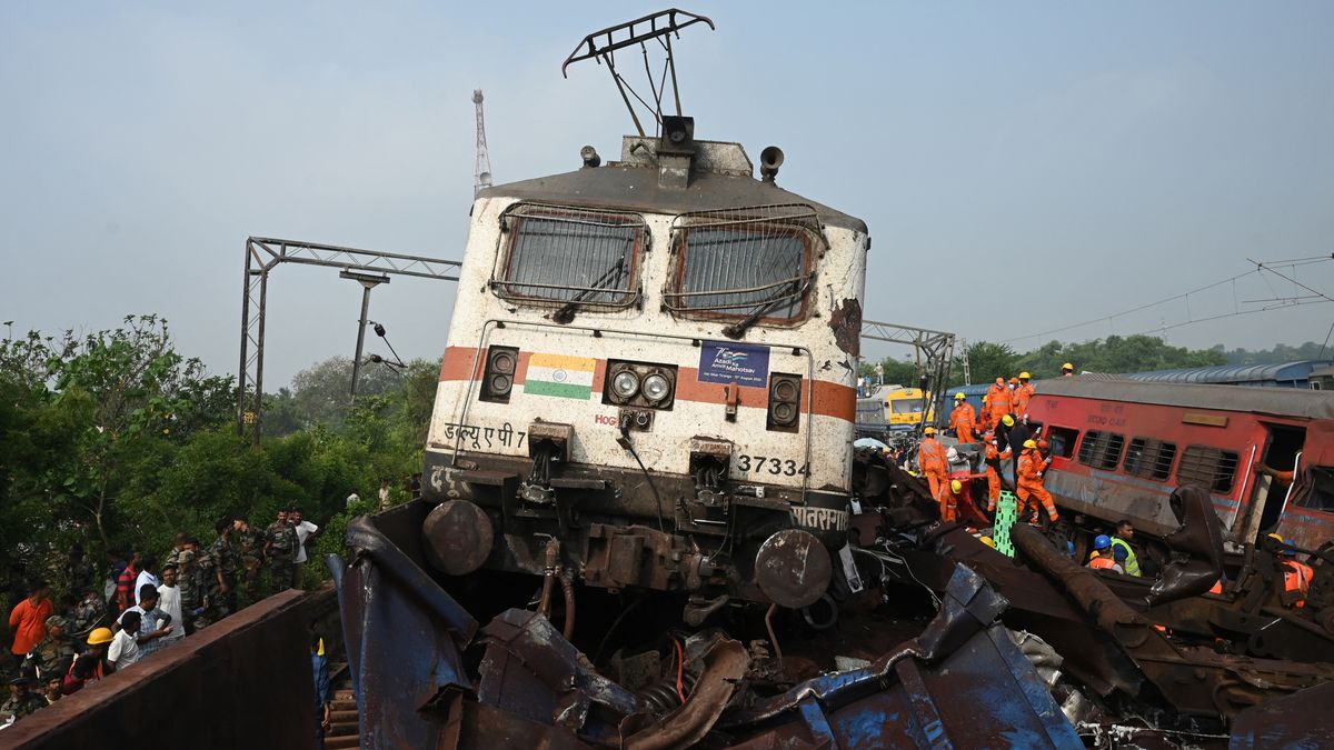 India: asciende a 288 la cantidad de muertos por el choque de tres trenes. (Télam)