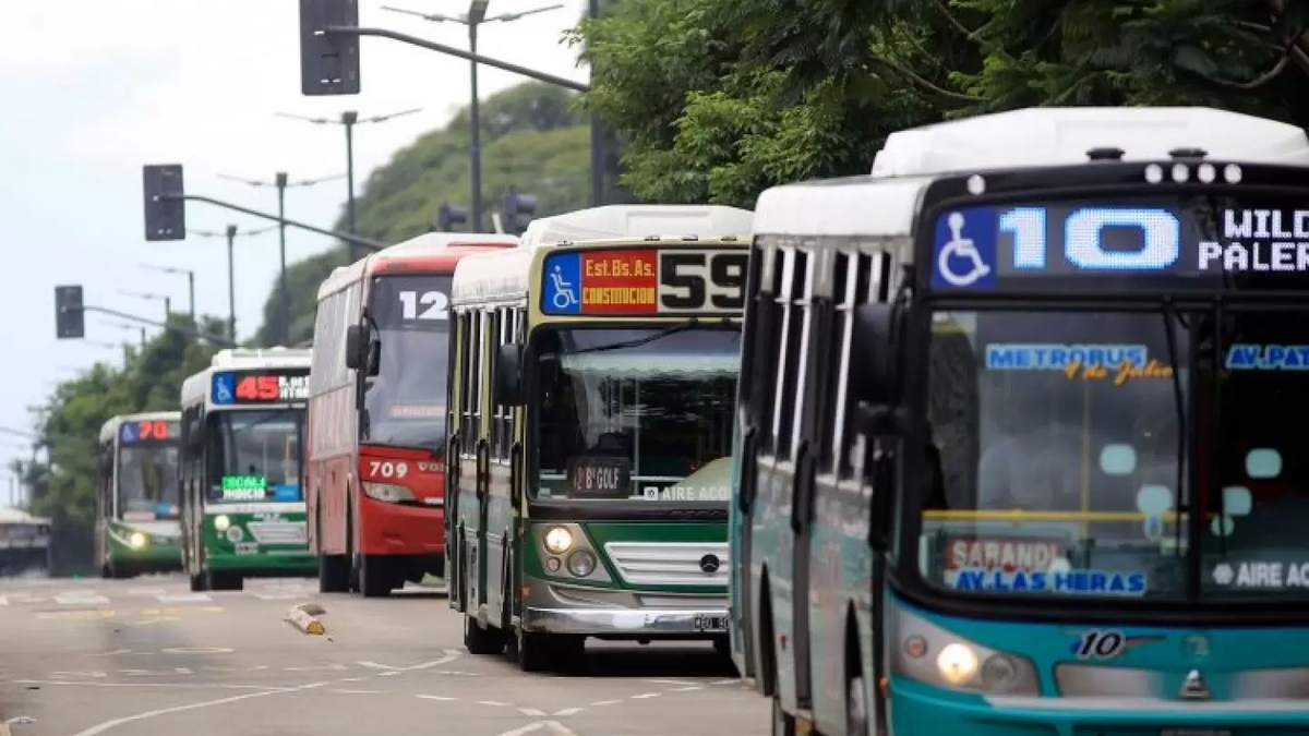 Más de 100 líneas de colectivos operan con servicio reducido en el AMBA tras el paro nocturno (Foto: Telam).