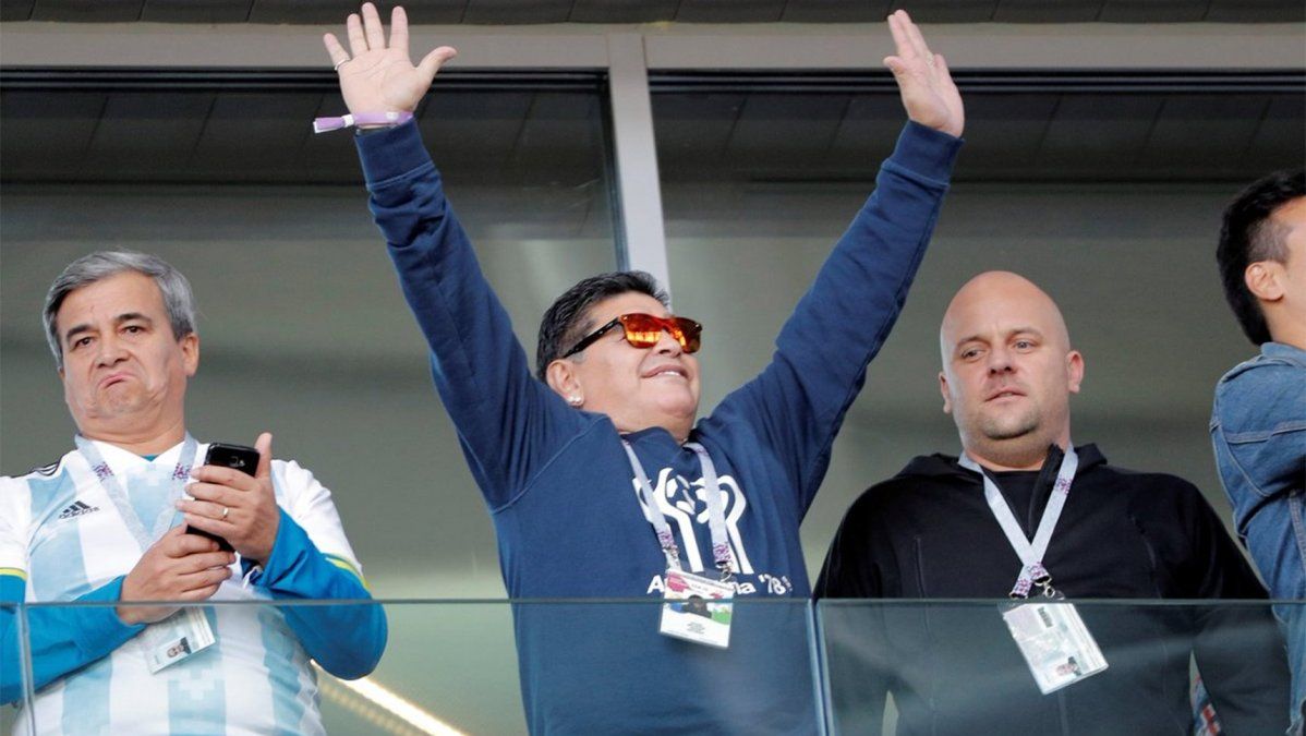 ¡Maradó, Maradó!: apareció Diego Maradona en el estadio y estallaron los argentinos