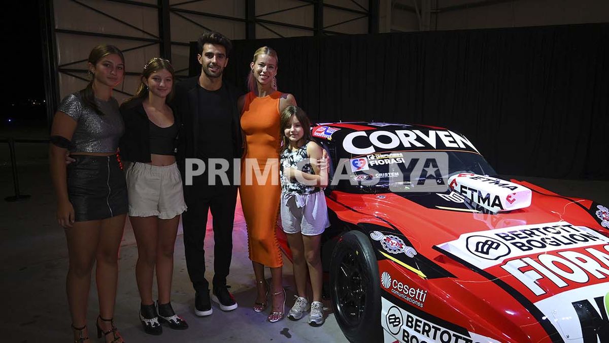 Nicole Neumann en la presentación de José Manuel Urcera