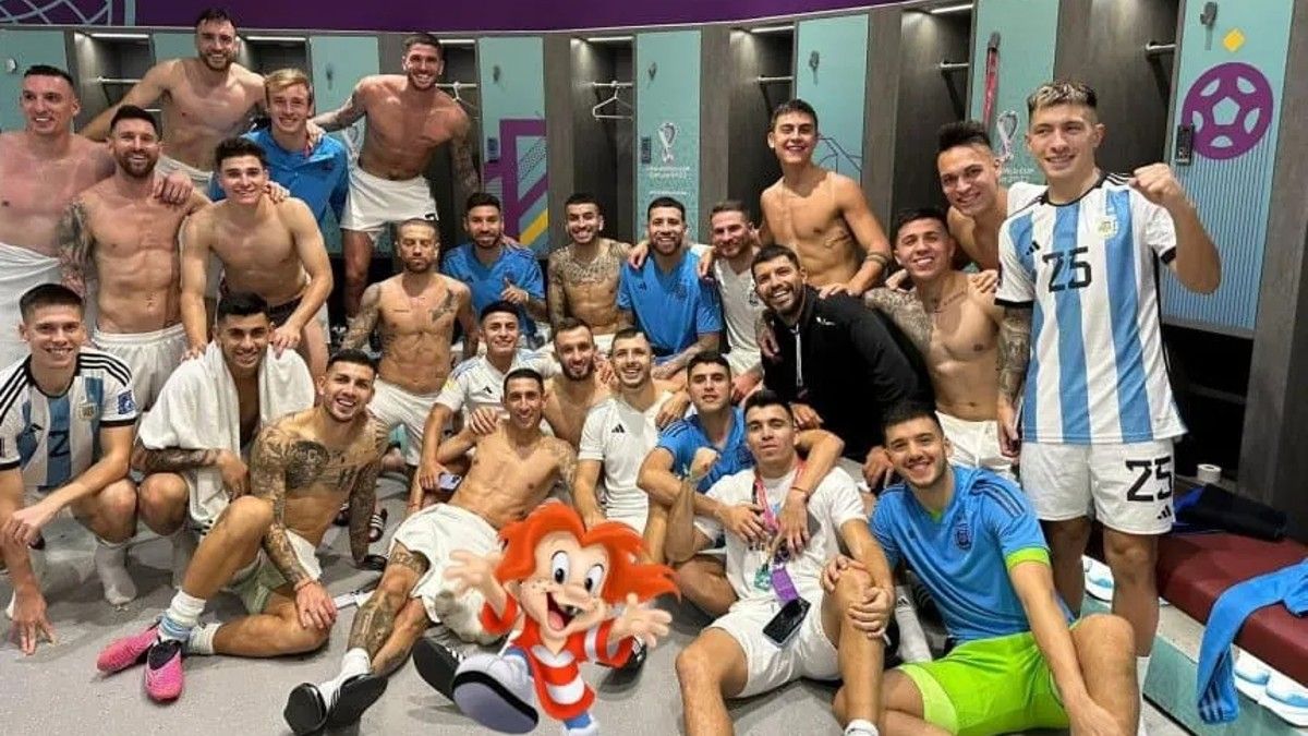 La foto viral de la Selección en el vestuario: el Dibu Martínez no celebró  y lo agregaron