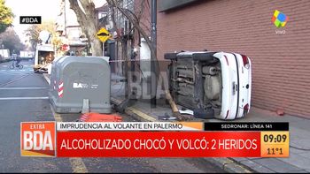 Un auto volcó casi en la puerta de América TV