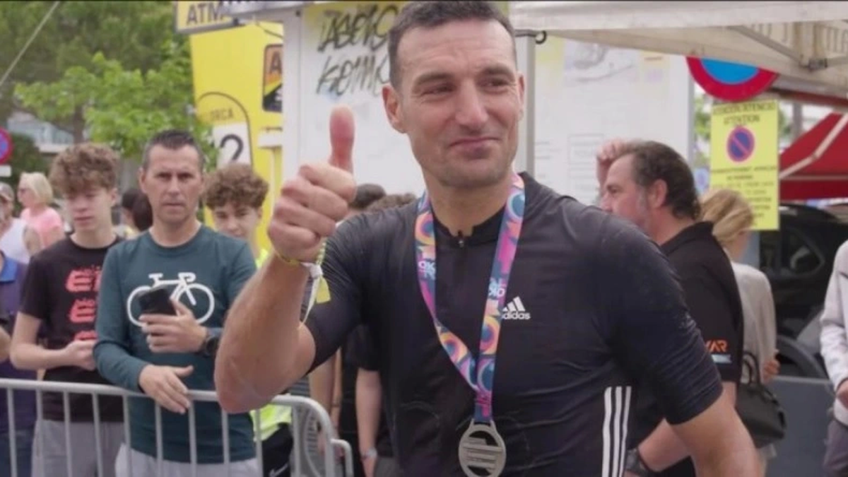 Lionel Scaloni pedaleó durante 5 horas en una carrera de ciclismo en Mallorca. (Foto: Captura video)&nbsp;