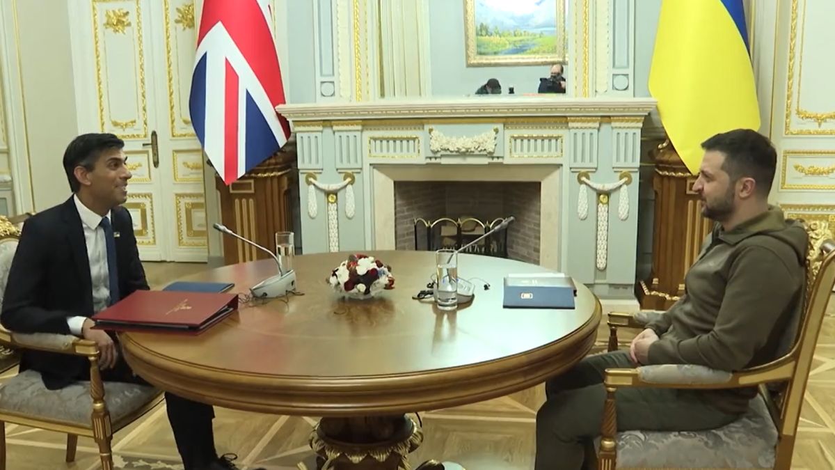 Rishi Sunak junto a Volodimir Zelenski en el Palacio de Gobierno de Kiev (Foto: Captura).