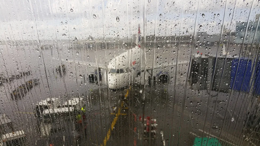 Vuelos desviados y demorados en Aeroparque y Ezeiza por la tormenta