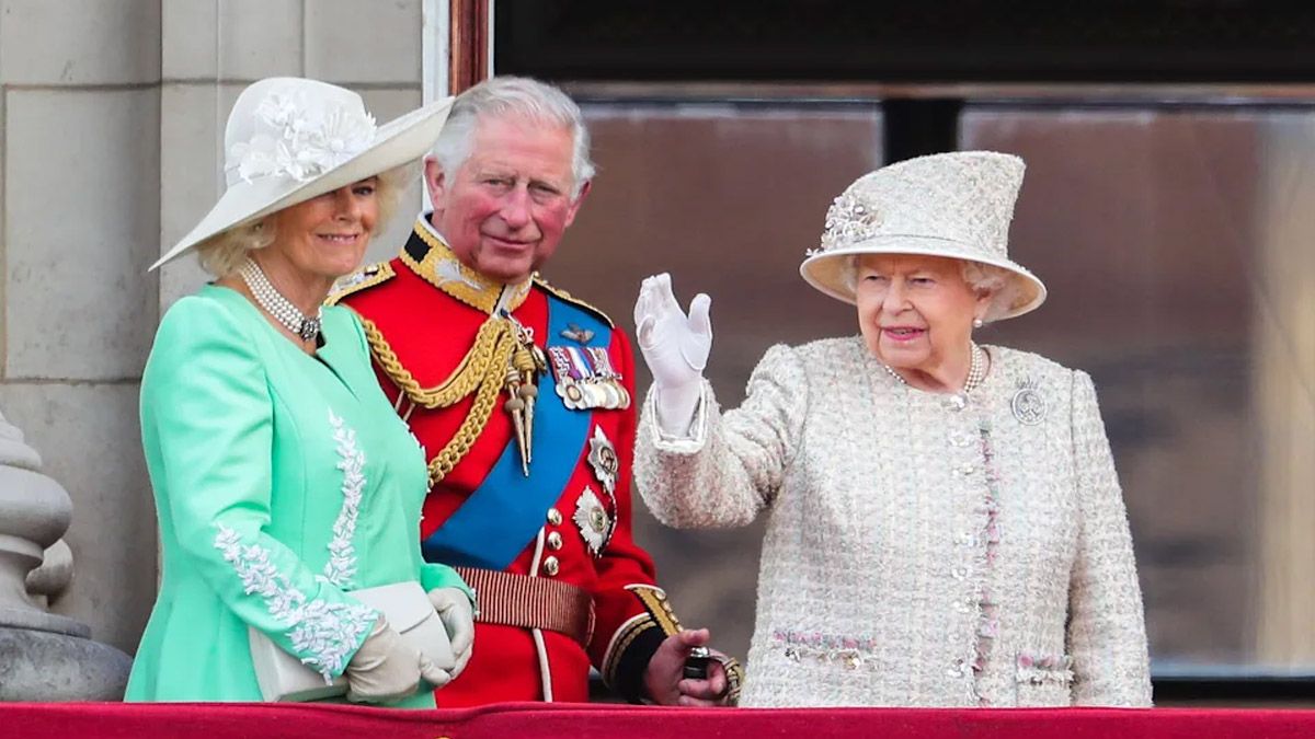 Pocos días después de celebrar su jubileo de platino, la reina se enteró que tanto Carlos como Camilla están enfermos de coronavirus (Foto: Archivo)