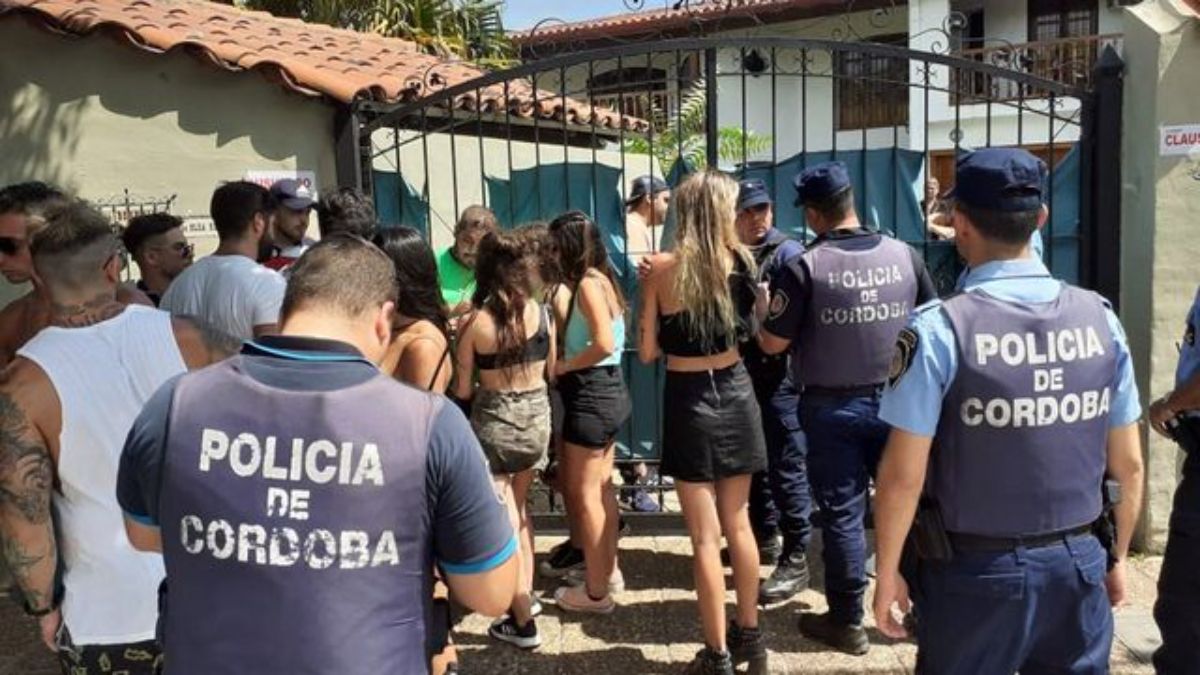 La policía desarticuló más de 20 fiestas clandestinas en el interior cordobés.