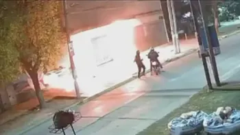 Violento ataque con bombas molotov a un colegio en Villa Ballester: quedó grabado y buscan a dos sospechosos