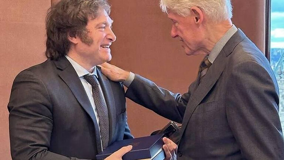 Javier Milei se reunió con Bill Clinton este lunes en Estados Unidos (Foto: AP).