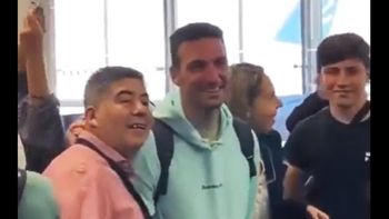 Lionel Scaloni en Ezeiza, acompañado de los hinchas. Lionel Scaloni en Ezeiza, acompañado de los hinchas.
