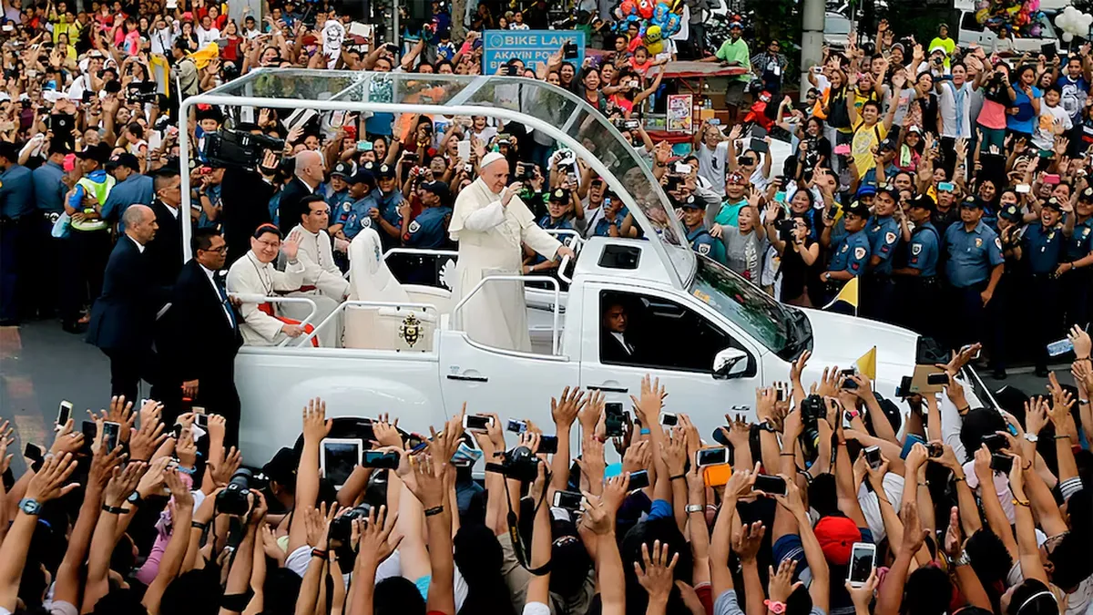 El papa Francisco saluda a una multitud desde un veh&iacute;culo adaptado de marca Isuzu durante su visita a Filipinas en 2015.