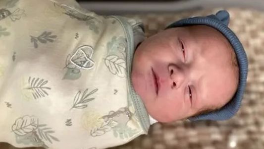 El curioso caso de los hermanos gemelos que se llevan 30 años de diferencia