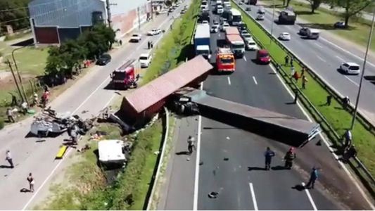 Chocaron dos camiones, un auto y una bicicleta en la Panamericana y un grupo de personas quiso robar un cargamento de cervezas