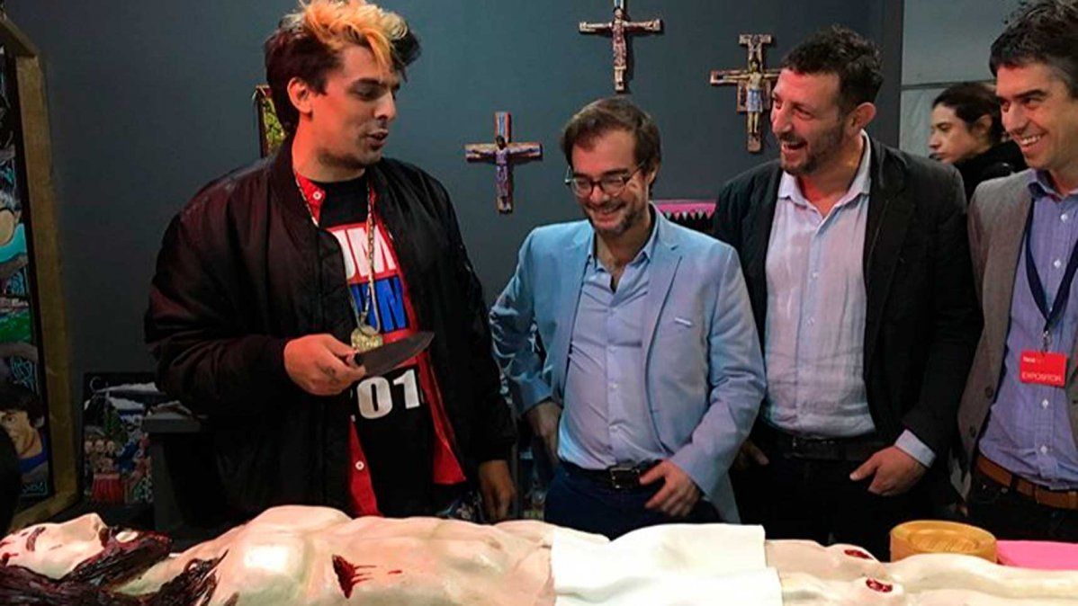 Avogadro pidió disculpas por comerse a Jesús pero aseguró que el lugar del arte es incomodar