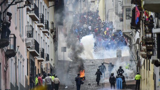 Máxima tensión en Ecuador: dos muertos y violentos choques entre la policía y manifestantes en Quito