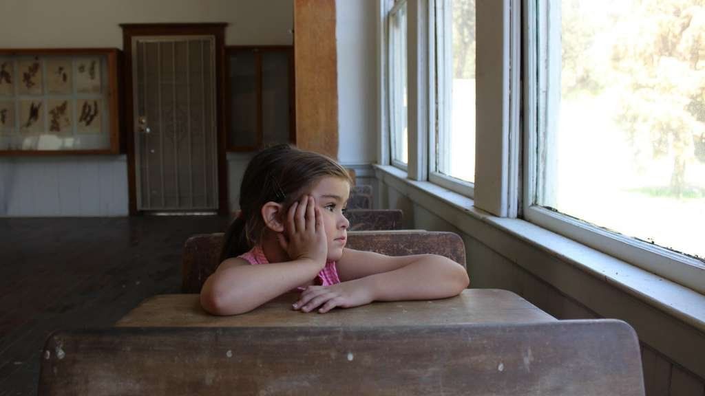 Una maestra le ató las manos a la silla a una nena con autismo