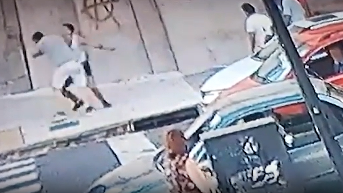 El momento de la agresión de tránsito en La Plata. (Foto: captura video)