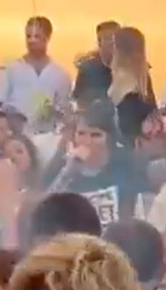 El video del papelón de Maxi Trusso en una fiesta de Punta del Este completamente alcoholizado: tomó el micrófono y se hizo viral