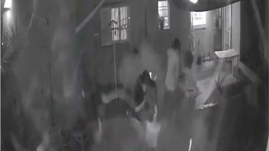 Navidad salvaje: cayó un petardo al patio, quemó a 2 nenas y desató una pelea salvaje en el barrio
