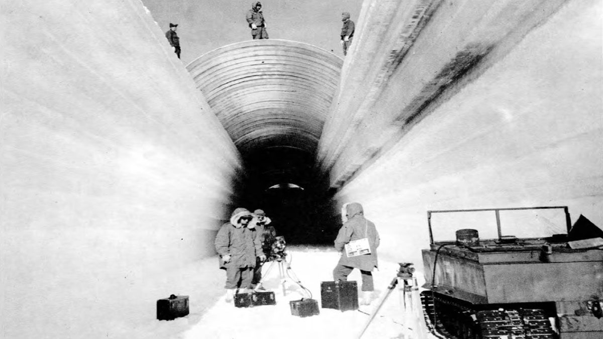 Uno de los ingresos a la cueva bajo el hielo de Groenlandia. (foto: WSJ)