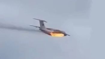 Dramático: el momento en que se estrella un avión militar ruso con 15 personas a bordo