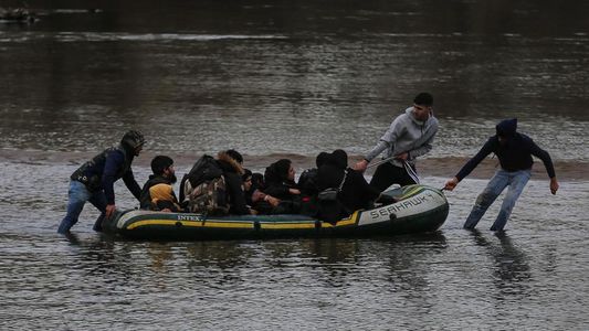 La indignante imagen de inmigrantes obligados a cruzar desnudos desde Turquía hacia Grecia