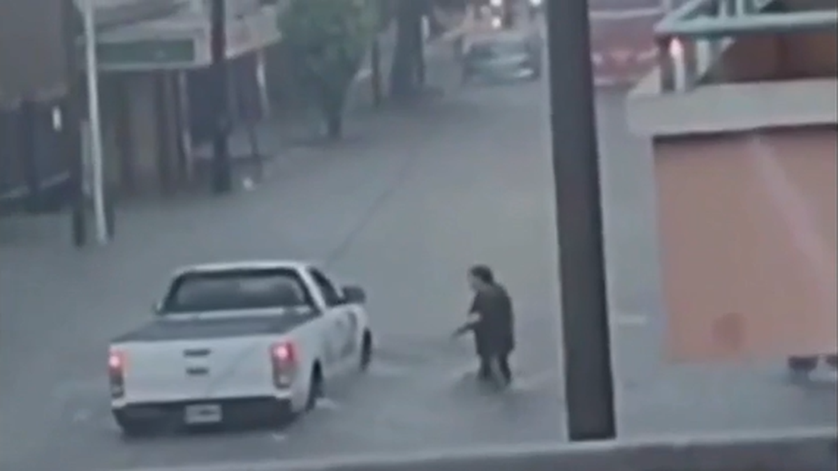El momento de la agresión de un vecino a una camioneta que pasaba por hacer olas. (Foto: captura video)