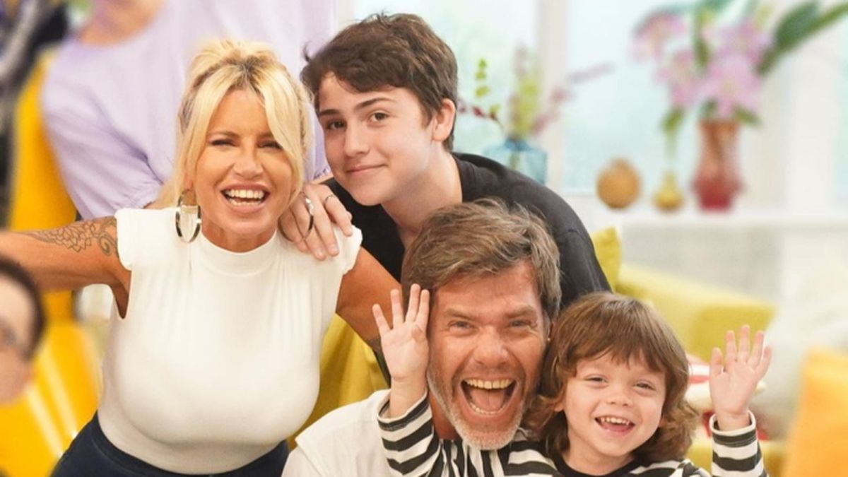 Florencia Peña junto a su pareja, Ramiro Ponce de León, y dos de sus hijos. Felipe fue quien celebró sus 4 años en medio del programa televisivo.