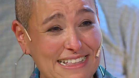 Los 8 escalones del millón: una mujer emocionó a todos al contar por qué decidió raparse