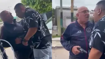 Condenaron al expolicía jubilado que mató a su vecino por el volumen de la música en Navidad. Condenaron al expolicía jubilado que mató a su vecino por el volumen de la música en Navidad.