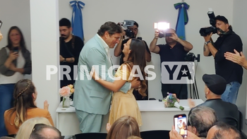 Matías Alé y Martina, mirándose apasionadamente.