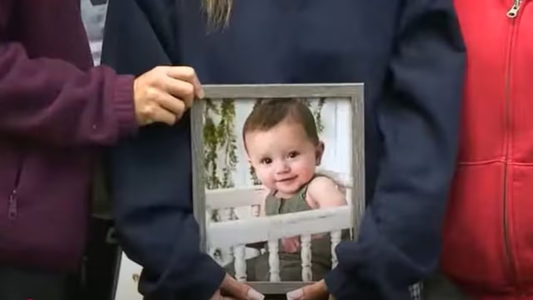Papá de un bebé se lo olvidó al niño en la bañadera mientras hablaba por teléfono y pasó lo peor del mundo