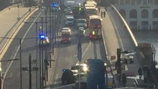 Un hombre armado con un cuchillo atacó a varias personas en el Puente de Londres