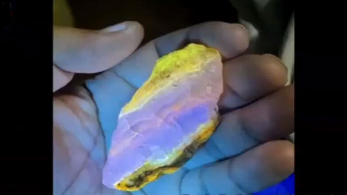 En Jap&oacute;n aseguran que las piedras fluorescentes permiten comprender el origen del petr&oacute;leo (Foto: captura de TV).