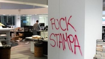 Ataque brutal a un diario italiano: así quedó La Stampa tras la irrupción de manifestantes
