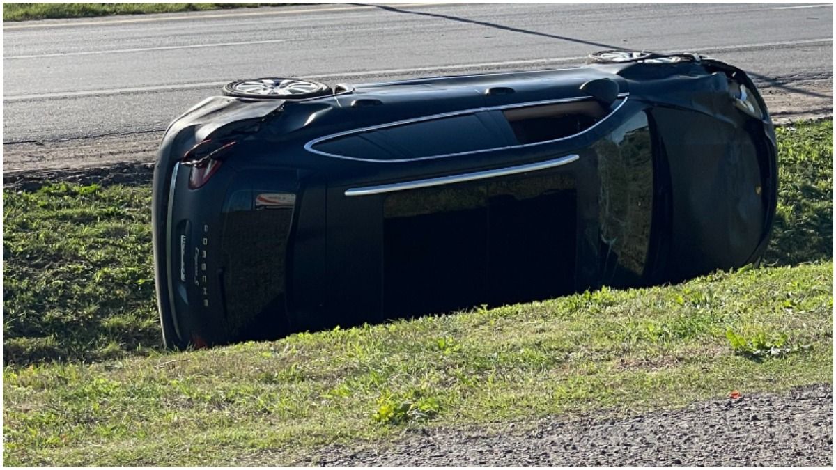 La ventanilla frontal del auto quedó destrozada.