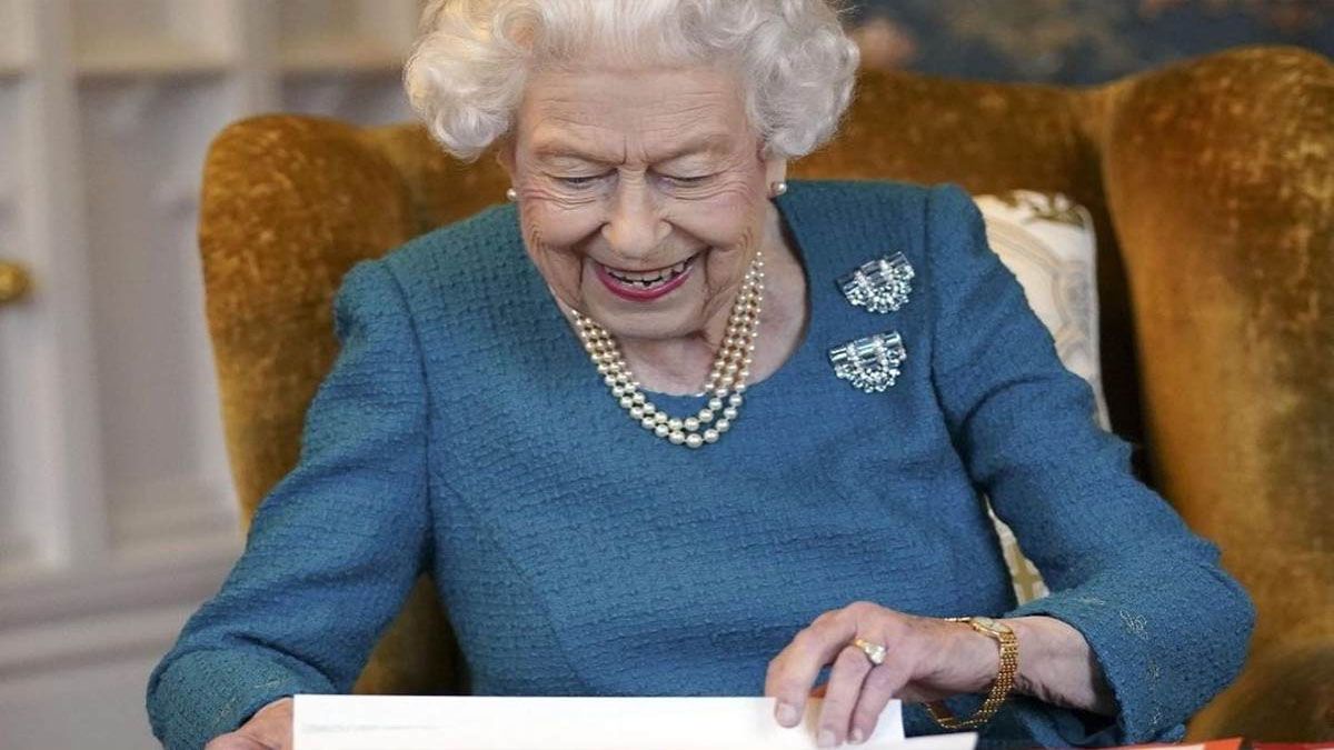 La reina Isabel II parece revisar una lista. Ni su hijo Andrés, ni su nieto Harry ni su esposa Meghan Markle estarán en la celebración del 2 de junio del jubileo de platino (foto: Archivo)