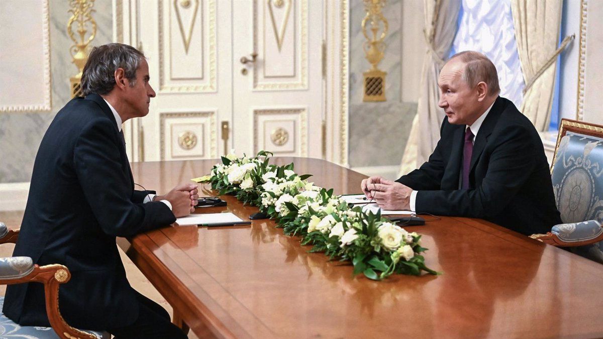 Grossi con Vladimir Putin en Moscú. Discutiendo por la seguridad de la central nuclear de Chernobyl en Ucrania. (Foto: Archivo)